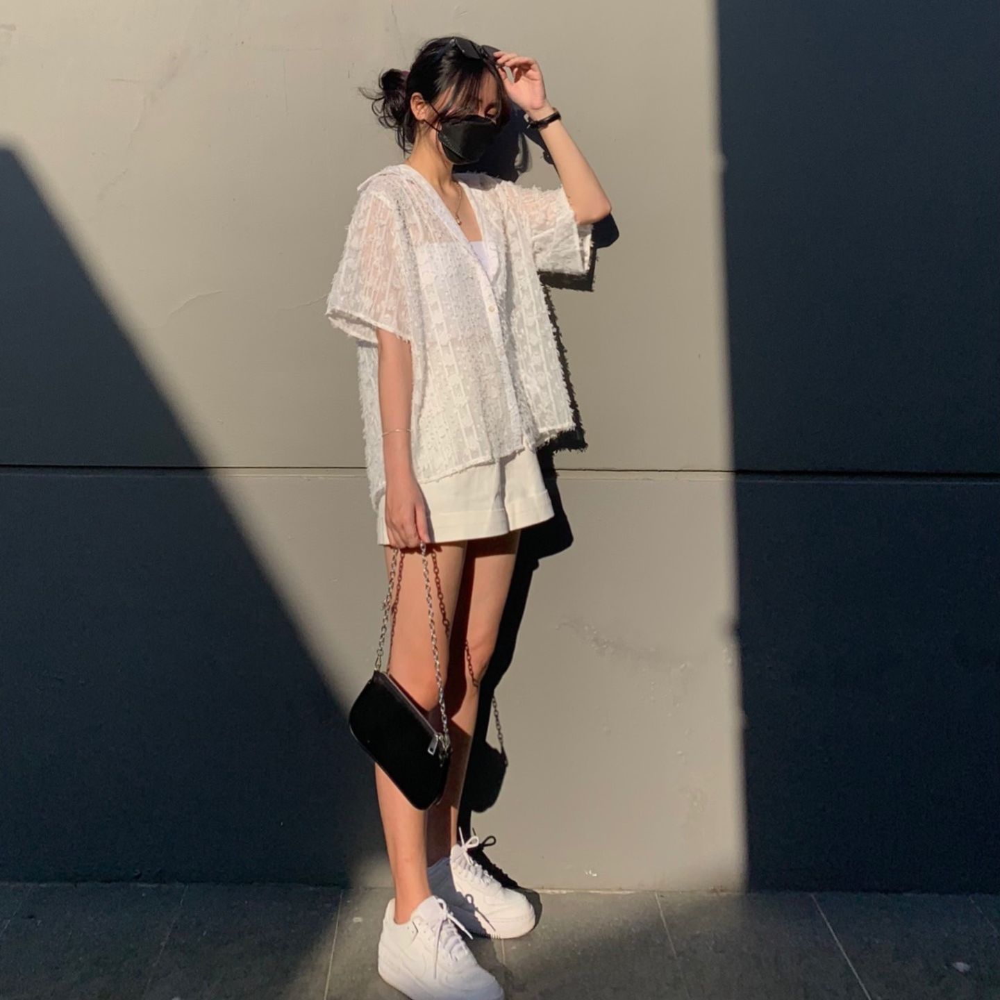 Áo sơ mi trắng, voan mỏng xuyên thấu, là min - see-thru patterned shirt