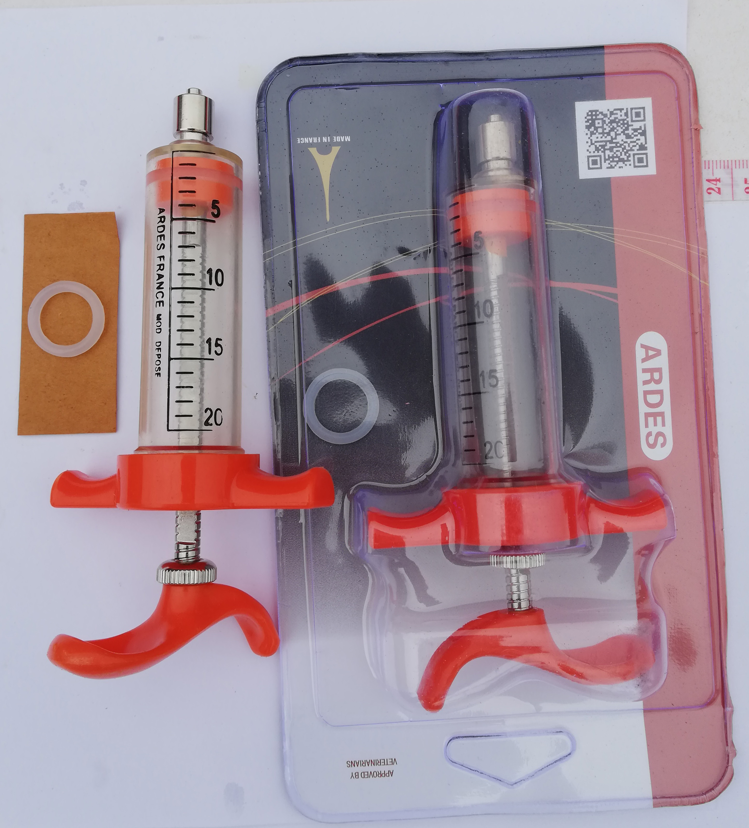 1 Cái xi lanh Meka ARDES 20 ml, 1 kim số 7, 1 kim số 9, 1 kim số 12, 1 kim số 16 chuyên dùng để tiêm gia súc, gia cầm, chó, mèo.