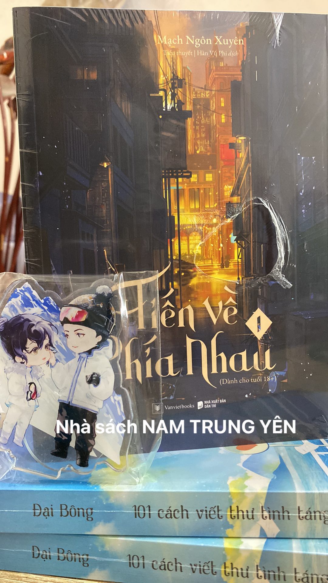 Sách - TẬP 1 Tiến về phía nhau - Mạch Ngôn Xuyên (TẶNG STANDEE ĐÔNG NINH - số lượng BẢN ĐẶC BIỆT GIỚI HẠN)