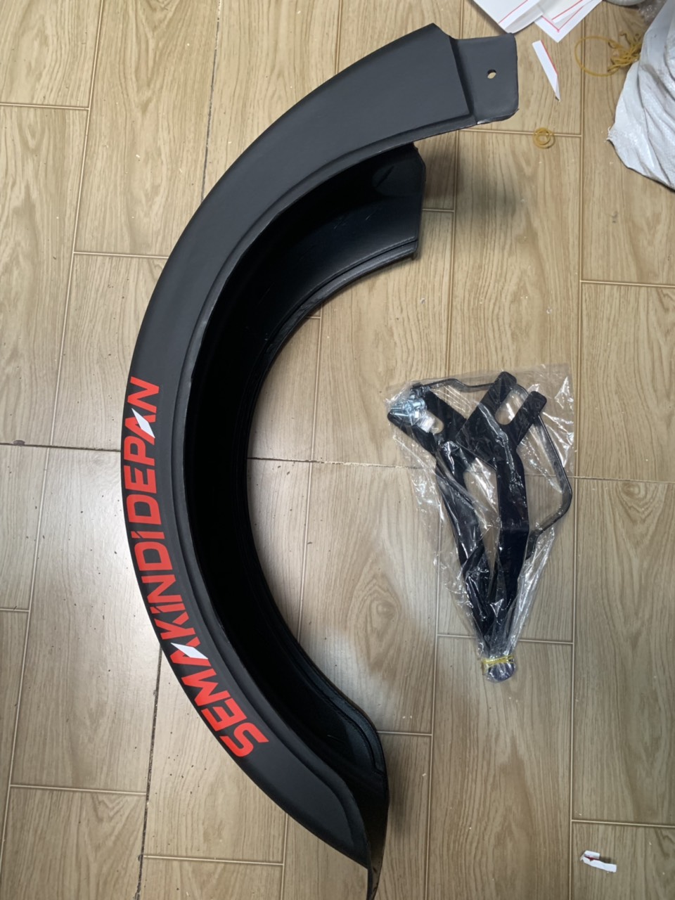 Dè chắn bùn nữa bánh xe exciter 150 màu đen nhám