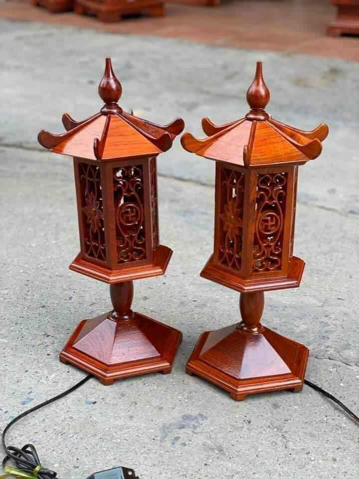 Cặp đèn thờ gỗ hương lào kích thước cao 50 cm đường kính mái 25 cm