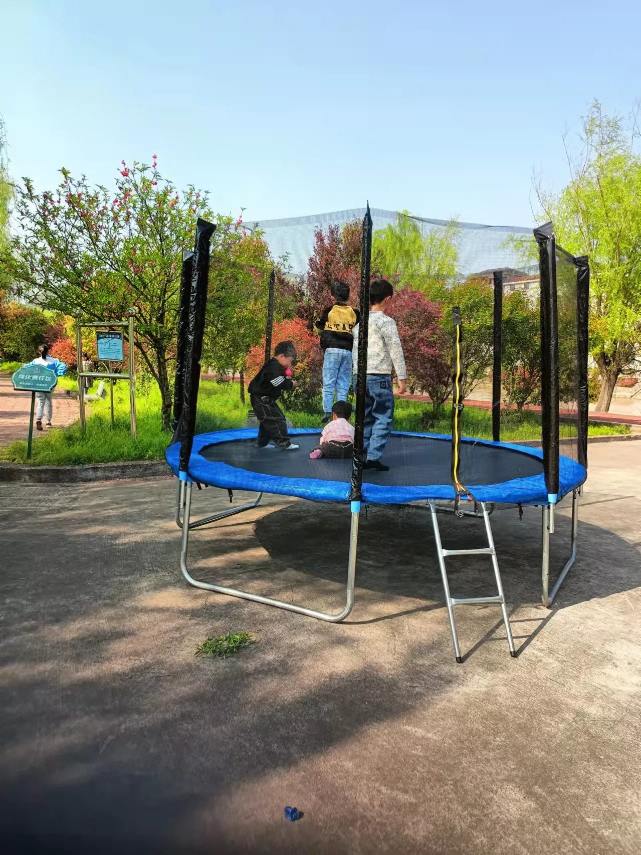Sàn nhún lò xo đk 2.44m , nhà nhún nhẩy, nhà nhún khung kim loại lắp ghép lưu động, nhà vận động cho trẻ có lưới bảo vệ xung quanh Tặng kèm thang.