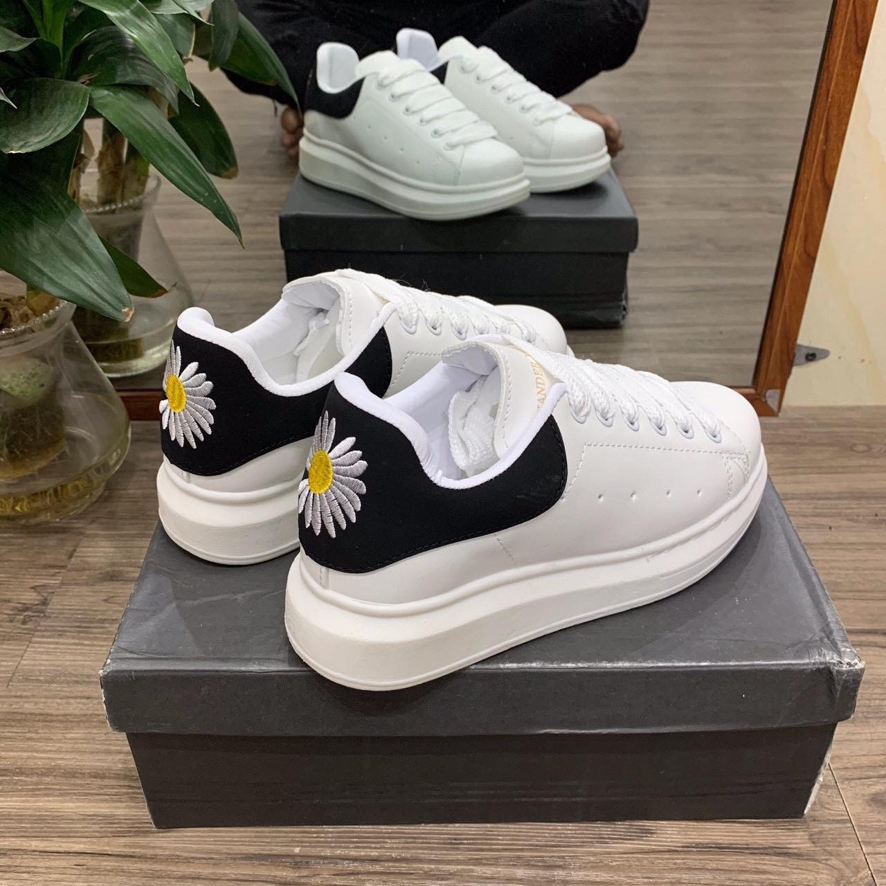 (Video Thật)  Giầy Nam Nữ unisex thể thao sneaker da trắng hoa cúc thời trang trẻ (Grab Store)