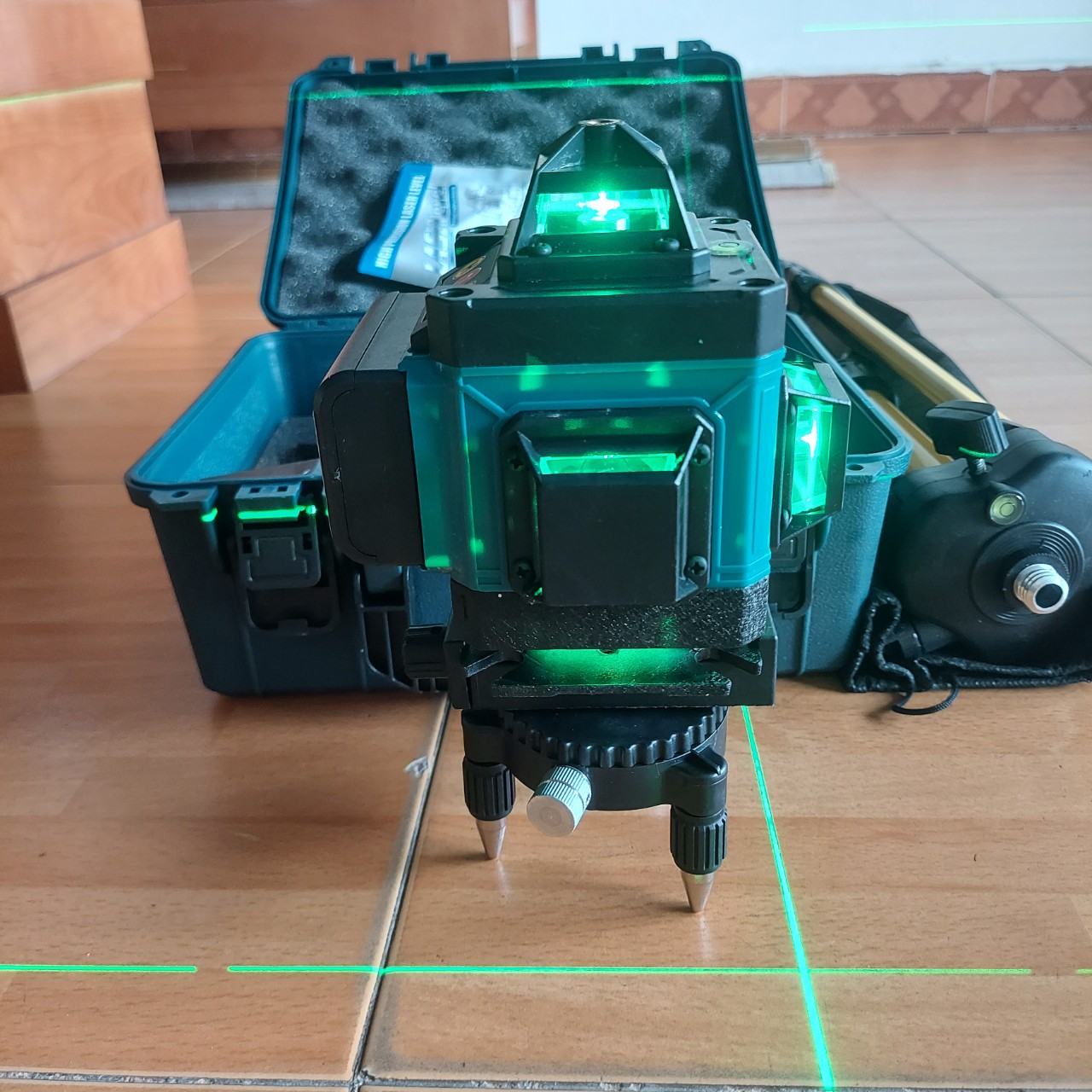 Máy cân mực Laser 16 tia 2 pin hàng đẹp - quay 360 độ có điều khiển từ xa -tặng bộ từ hít treo tường ,tặng chân dài 1,2m