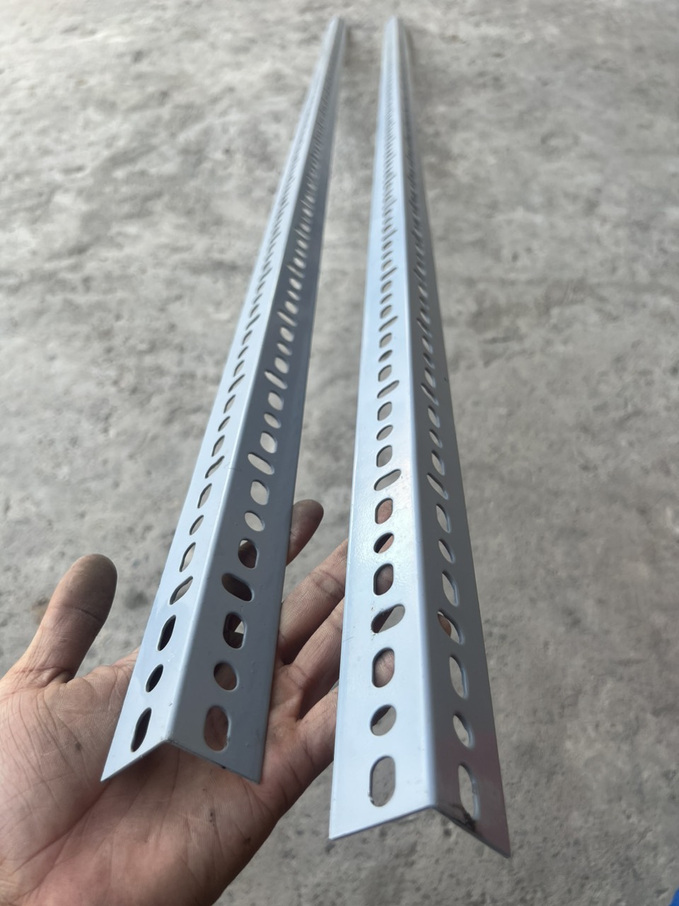 Cây sắt v lỗ dày 1.5ly - dài 100cm