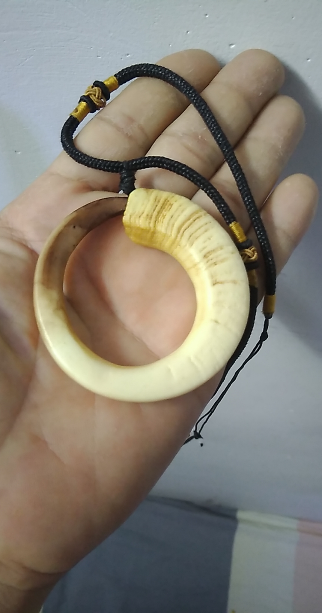 Mặt dây tròn size 5cm phủ bì màu ngà , nanh heo mỹ nghệ