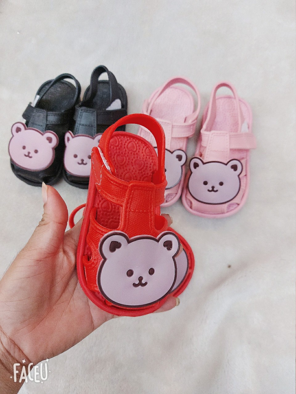Dép gấu xinh cho bé thích hợp vào mùa mưa