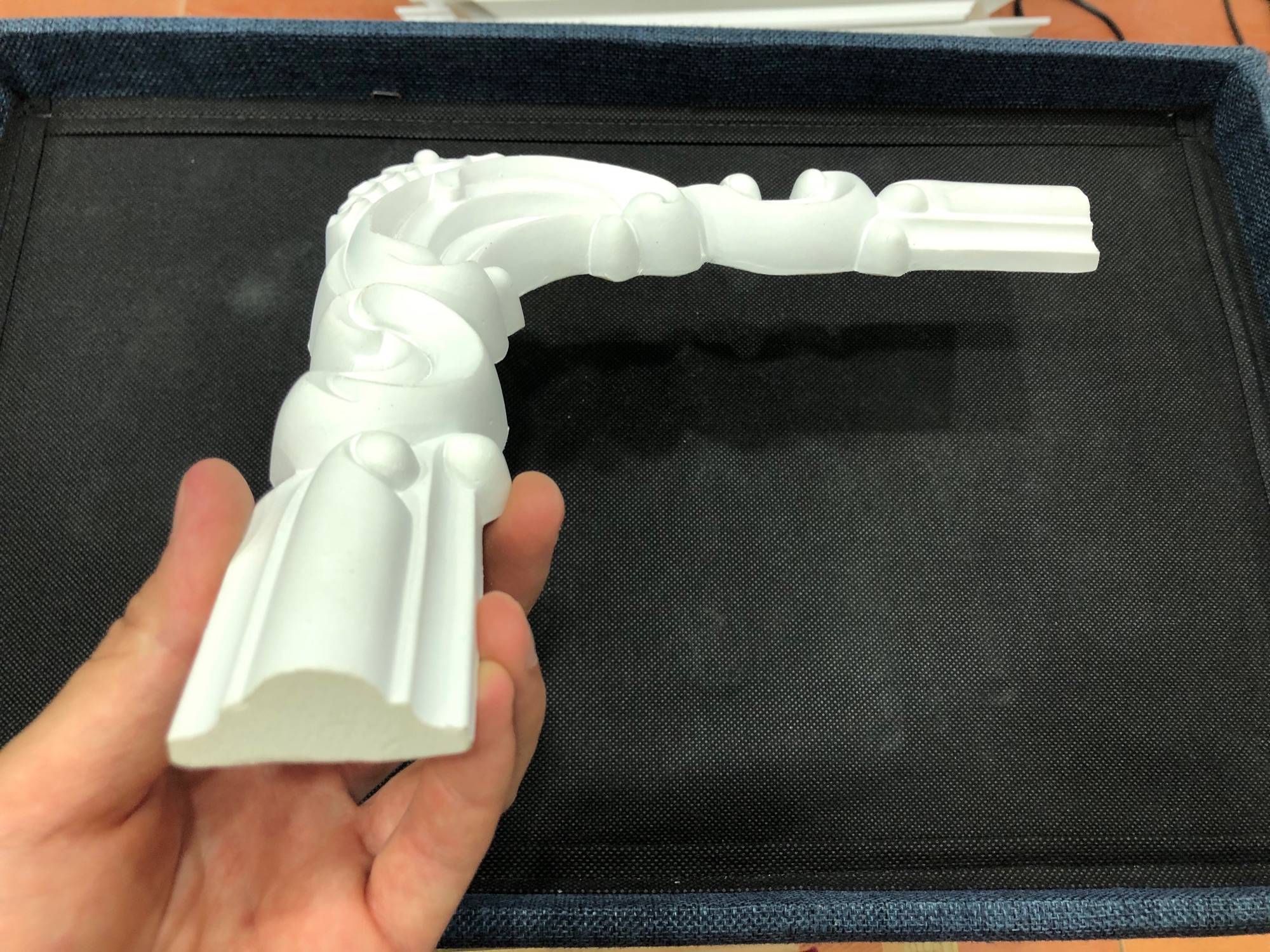 Phù điêu nhựa nối góc cho phào chỉ nhựa bản rộng 4cm màu trắng mẫu C