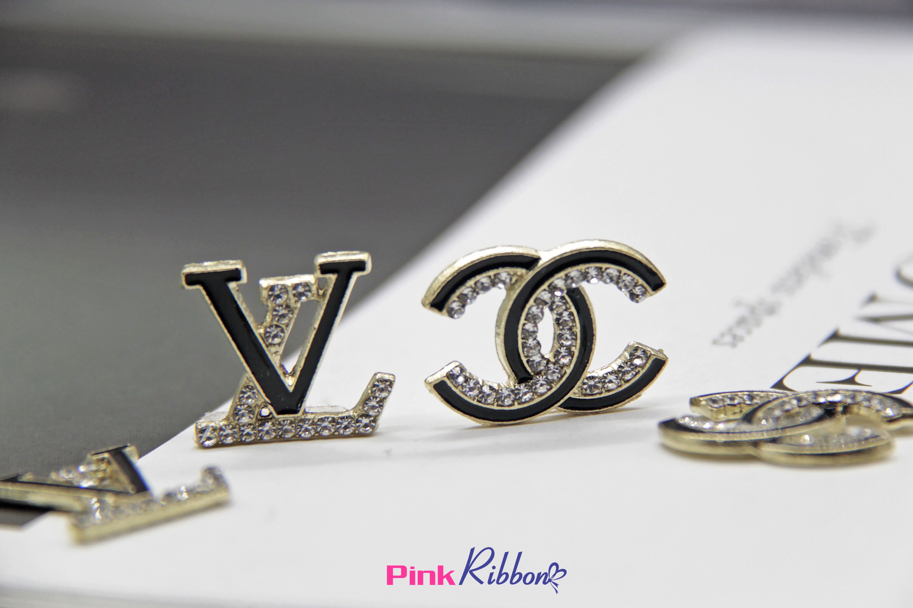 Charm chữ biểu tượng sơn đen đính đá nhí gắn phụ kiện tóc, phụ kiện váy áo
