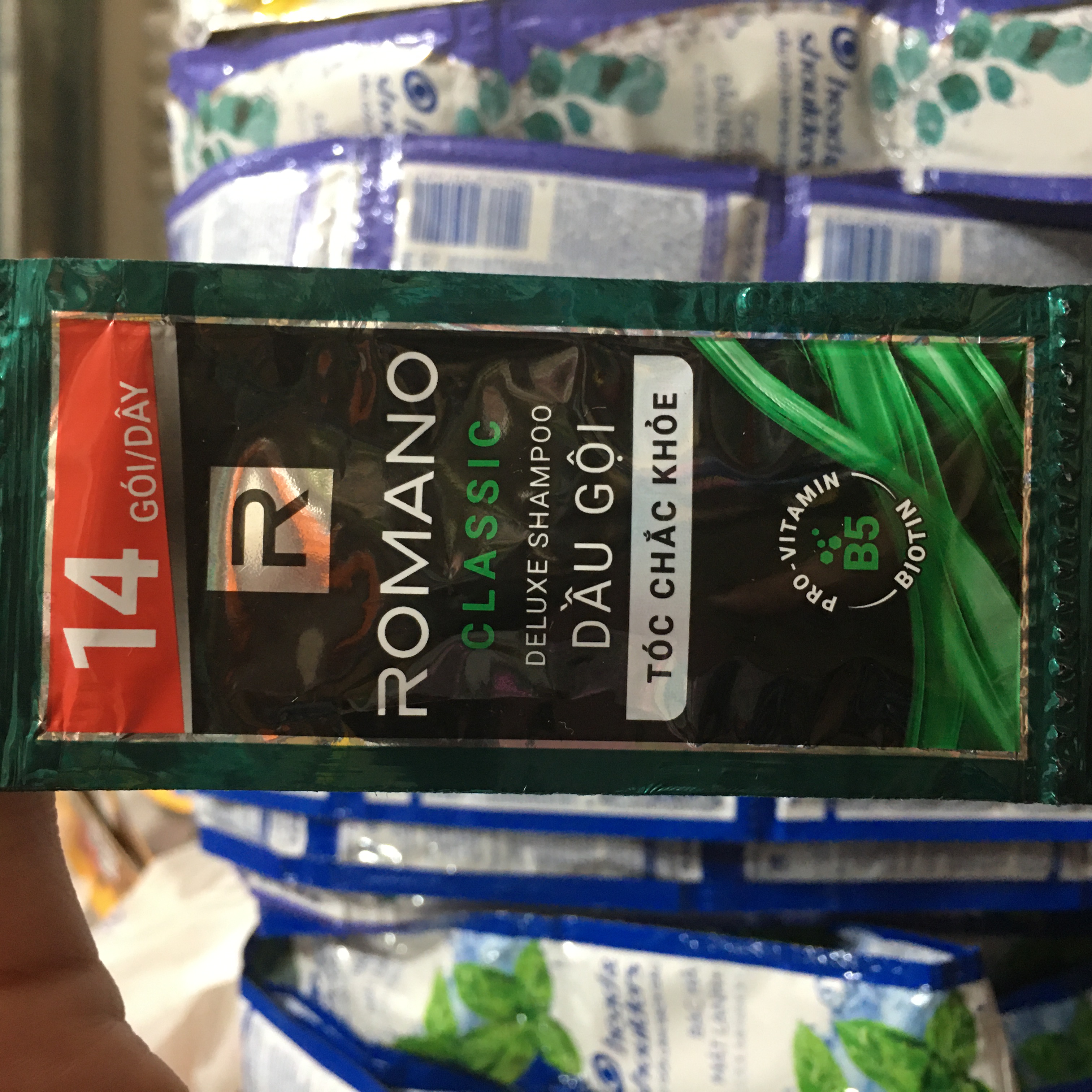 Dầu gội hương nước hoa Romano Classic tóc chắc khoẻ 5g dây 12 gói