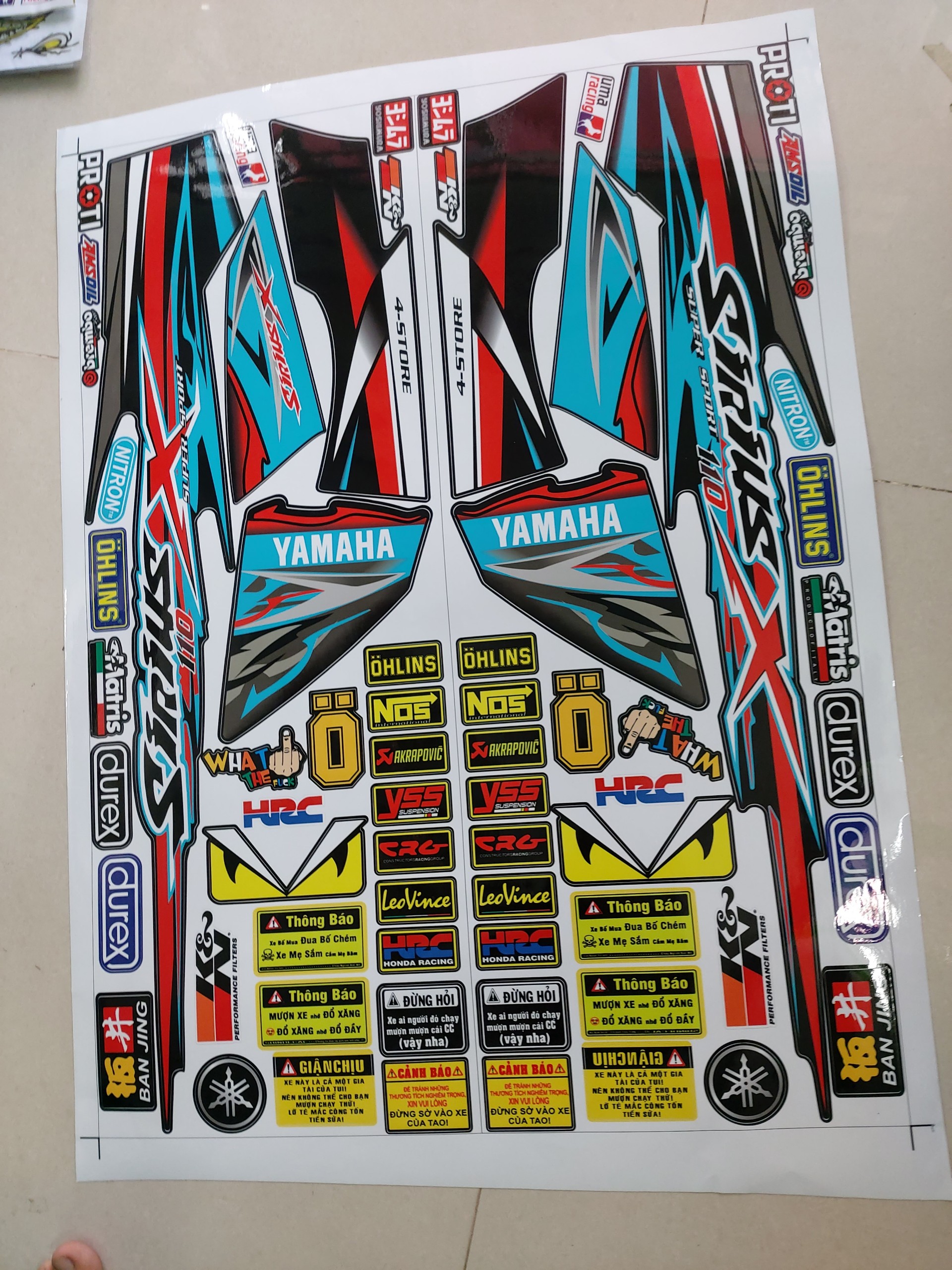 Tem xe sirius chữ X  đỏ xanh dán xe đen