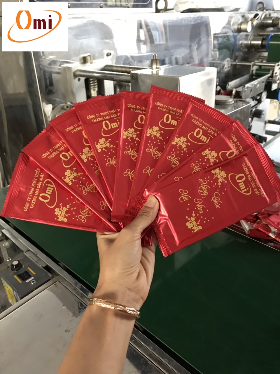 Khăn lạnh cao cấp Chúc mừng năm mới - Combo giá sỉ 100 cái