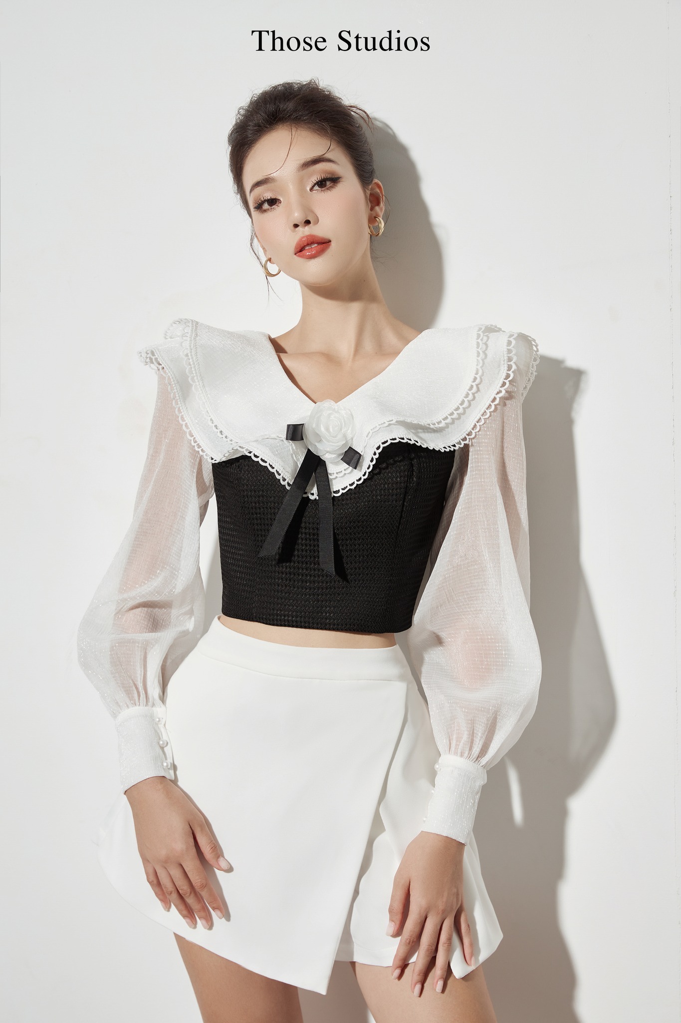 Áo croptop tay dài, áo kiểu nữ Those Studio màu đen phối trắng cổ bèo Rosy Top