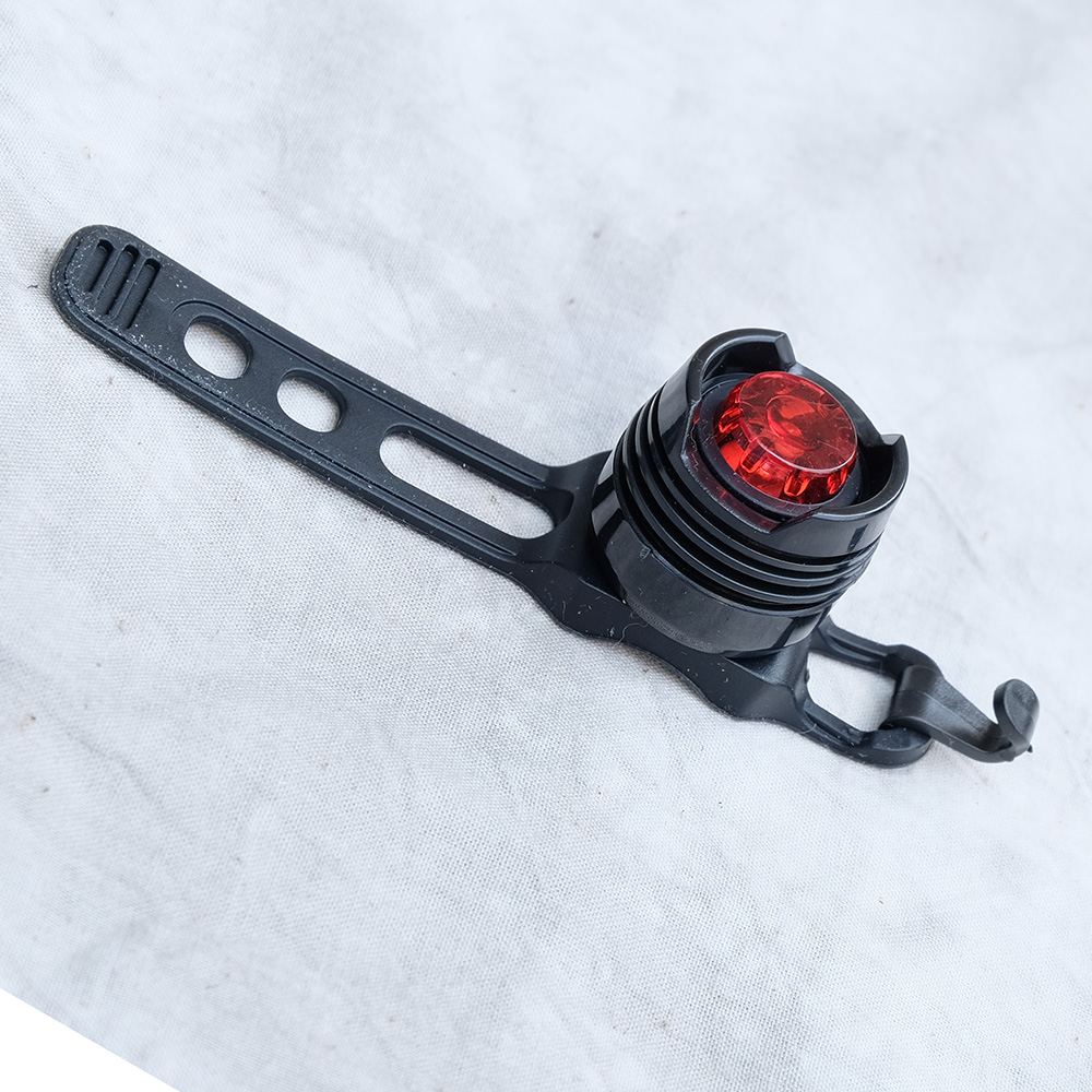 Đèn hậu xe đạp gắn cốt yên giá siêu rẻ - dùng pin đồng xu - SPORTS WORLD