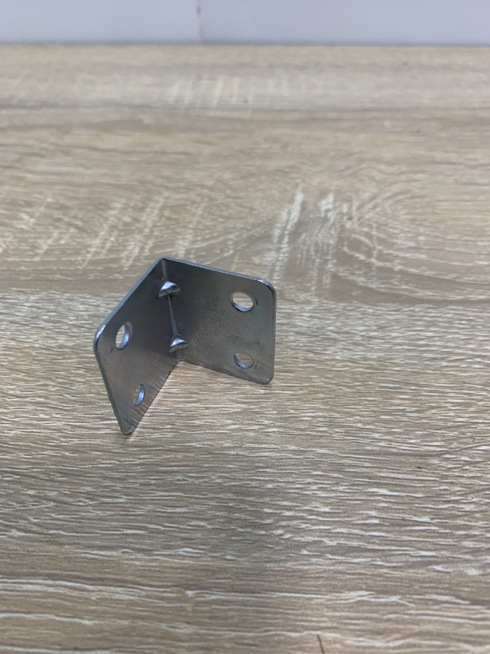 Ke góc vuông sắt mạ kẽm chữ L dày 1 ly bản rộng 3.3 cm (2.5 x 2.5 x 3.3 cm)