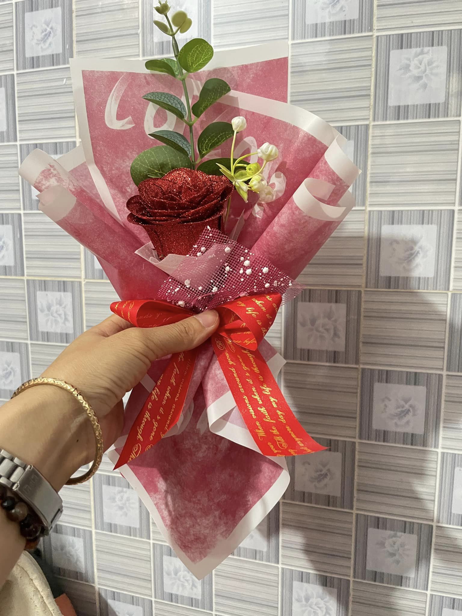 Bó 1 bông hoa sáp và hoa nhũ giá rẻ