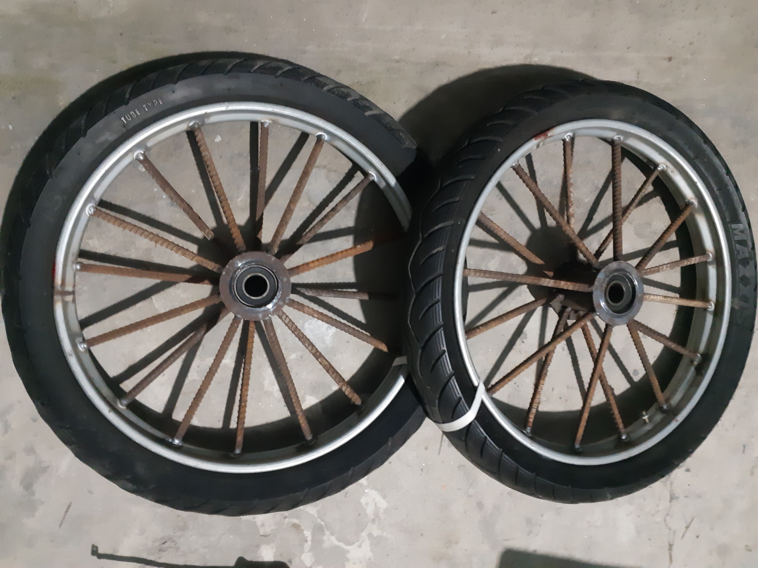 Bánh xe lôi vỏ 2-75. (Vòng bi 6205, cốt phi 25. Căm sắt gân. 8x2=16 cây 1 bánh)