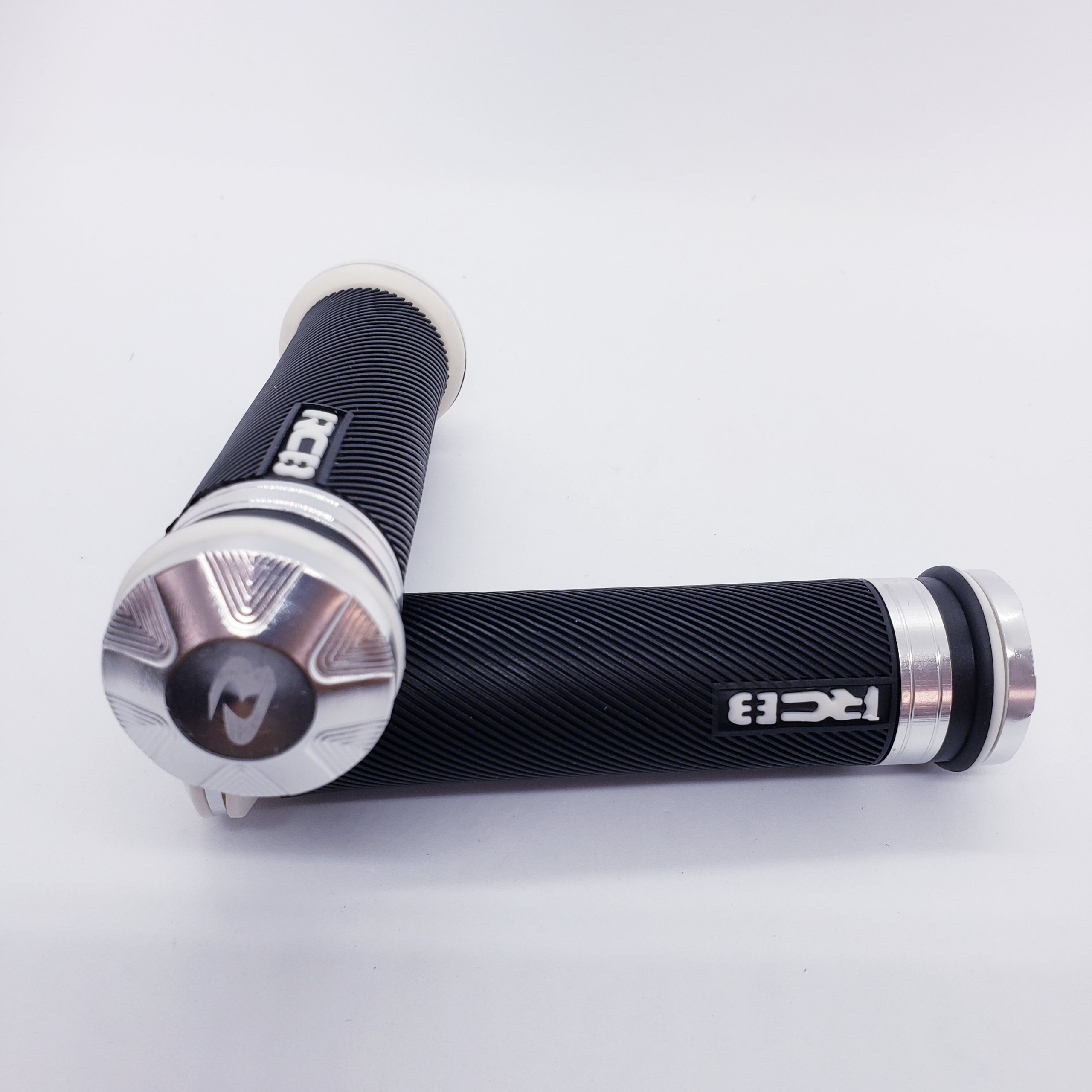 Bao tay (tay cầm) xe máy RCB có gù màu bạc giá 1 đôi (ảnh thực tế)