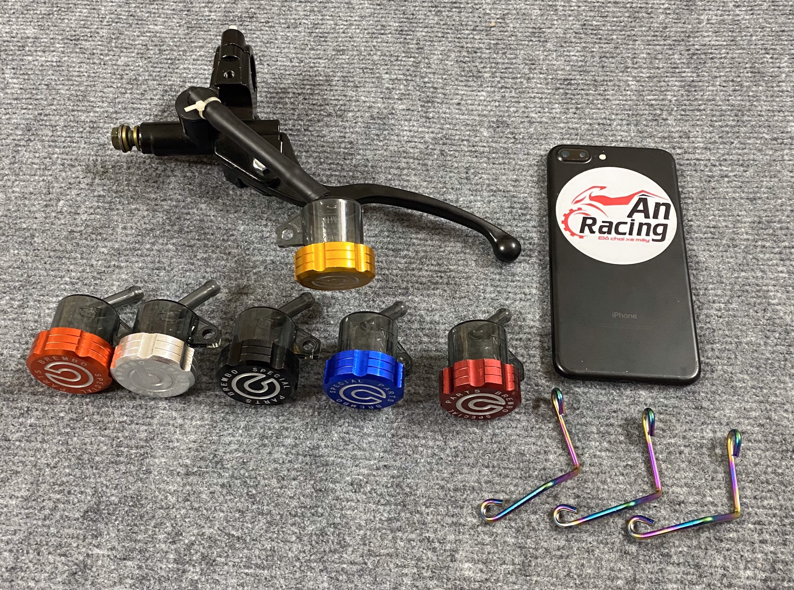 Tay dầu âm bên trái có bình dầu Brembo có pát titan
