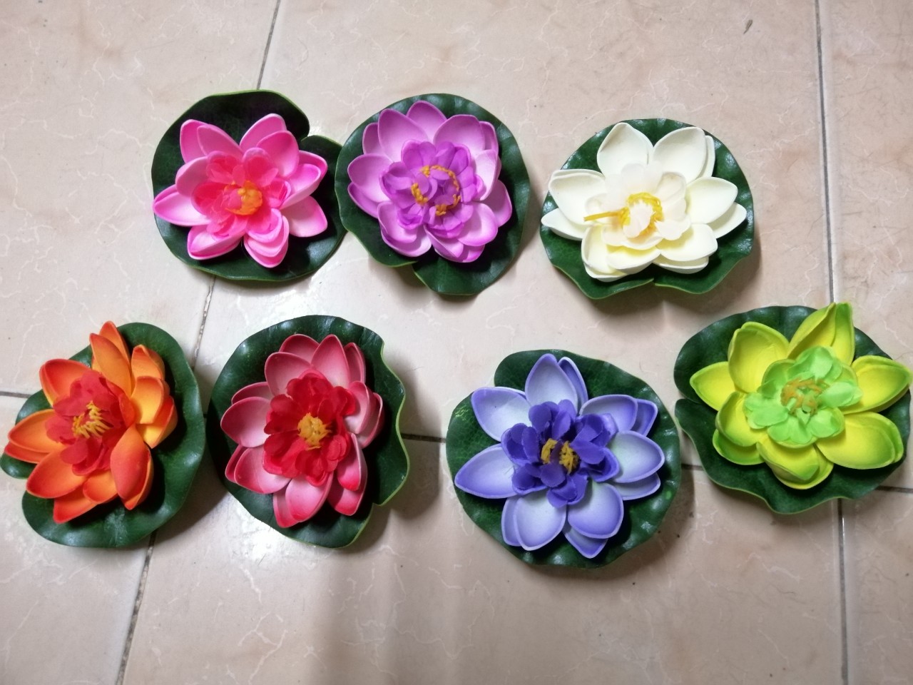 Bông sen nổi trang trí hồ cá