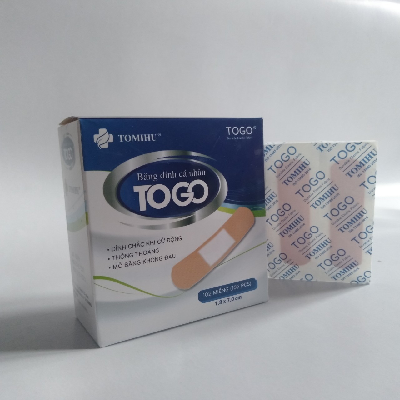 Băng dính cá nhân Togo dính bền chắc khi cử động, thông thoáng, mở băng không đau, an toàn không kích ứng da-Hộp 102 miếng bản 1,8cm -7,0cm