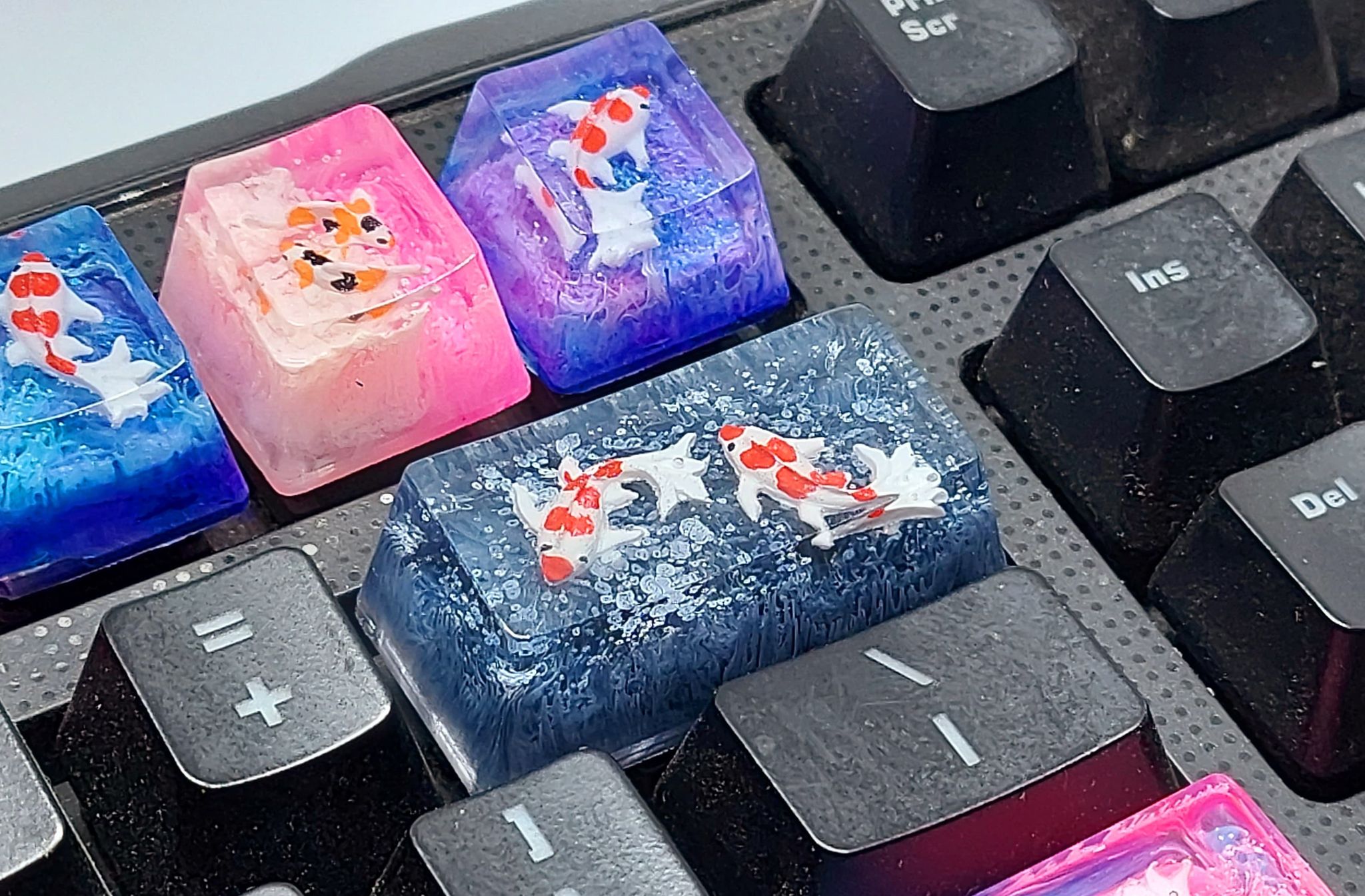 [HCM]Keycap artisan cá koi 2U (backsapce) trang trí bàn phím cơ gaming.(tone đen xám)