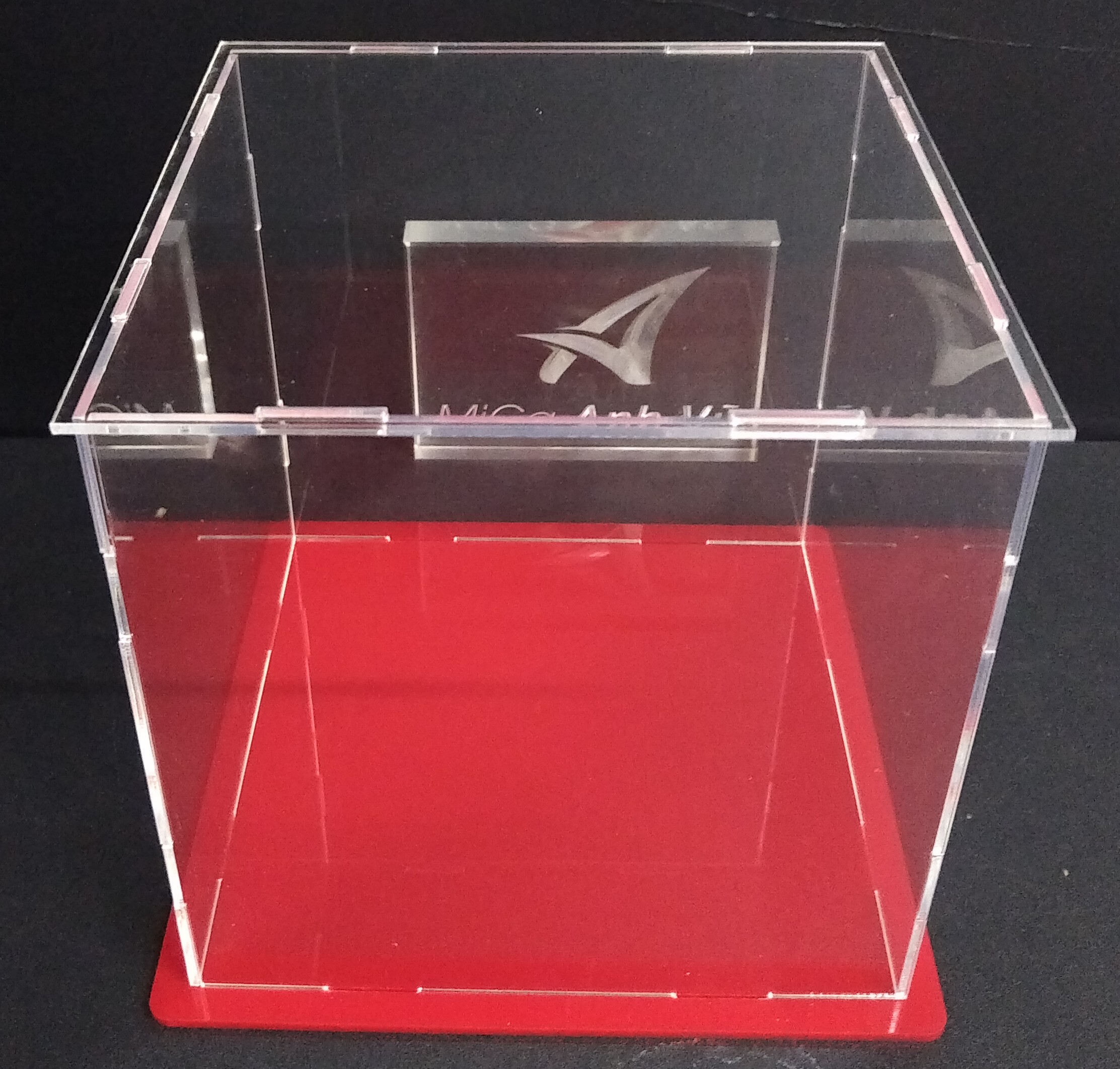 Hộp trưng bày 35x35x35cm mica trong chống bụi lắp ghép đế nhiều màu