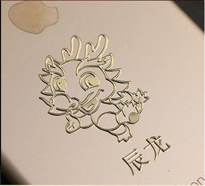 HÌNH DÁN RỒNG VÀNG - HÌNH DÁN NHÀ CỬA, ĐIỆN THOẠI, MŨ BẢO HIỂM, SÁCH VỞ, TÚI XÁCH