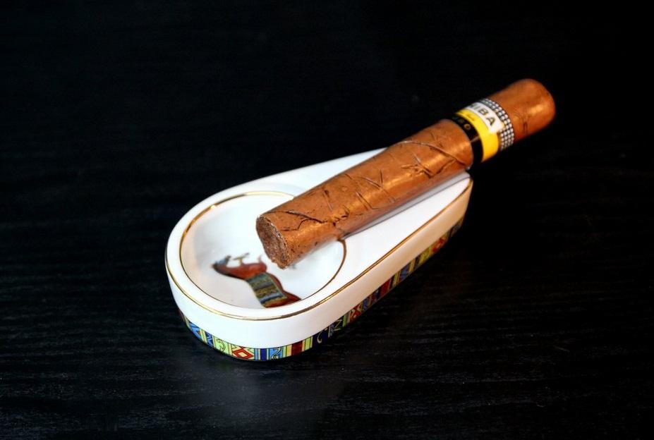 Gạt tàn xì gà cohiba bằng sứ 1 điếu p-100 gồm 3 màu : đen,trắng,vàng