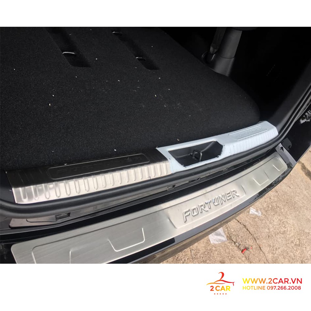 Ốp chống trầy cốp trong, ngoài xe Toyota Fortuner 2017 2018 2019 2020 2021 2022 2023, chất liệu Inox