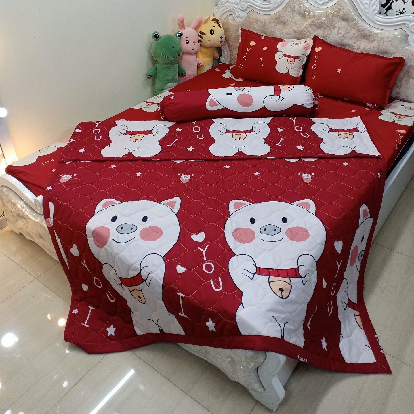 Bộ Chăn Ga Gối Combo 5 Món , Heo Đỏ Thần Tài , Chất Liệu Bền Đẹp, Không Phai, Không Xù, Mẫu Mã Kích Cỡ Đa Dạng