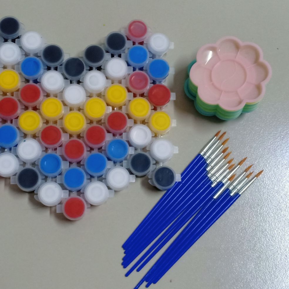 set 6màu nước( gồm các màu cơ bản :đỏ, vàng, xanh dương, đen,2 màu trắng, )+ 1 cọ+ 1 khay pha màu.