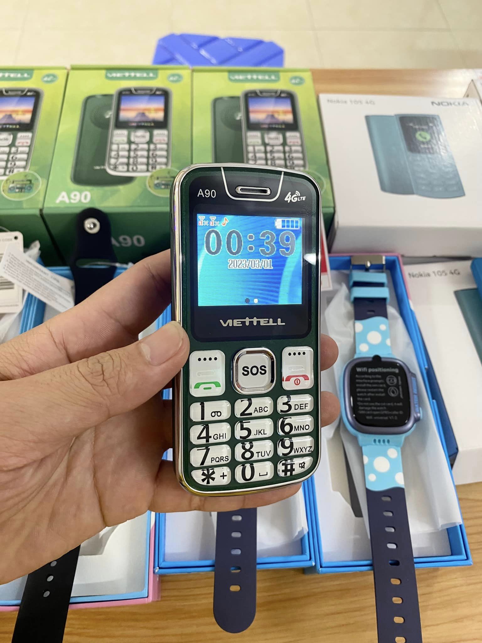 ( Chuẩn Sóng 4G) Điện Thoại Người Già A90 Loa To Sóng Khỏe New FullBox