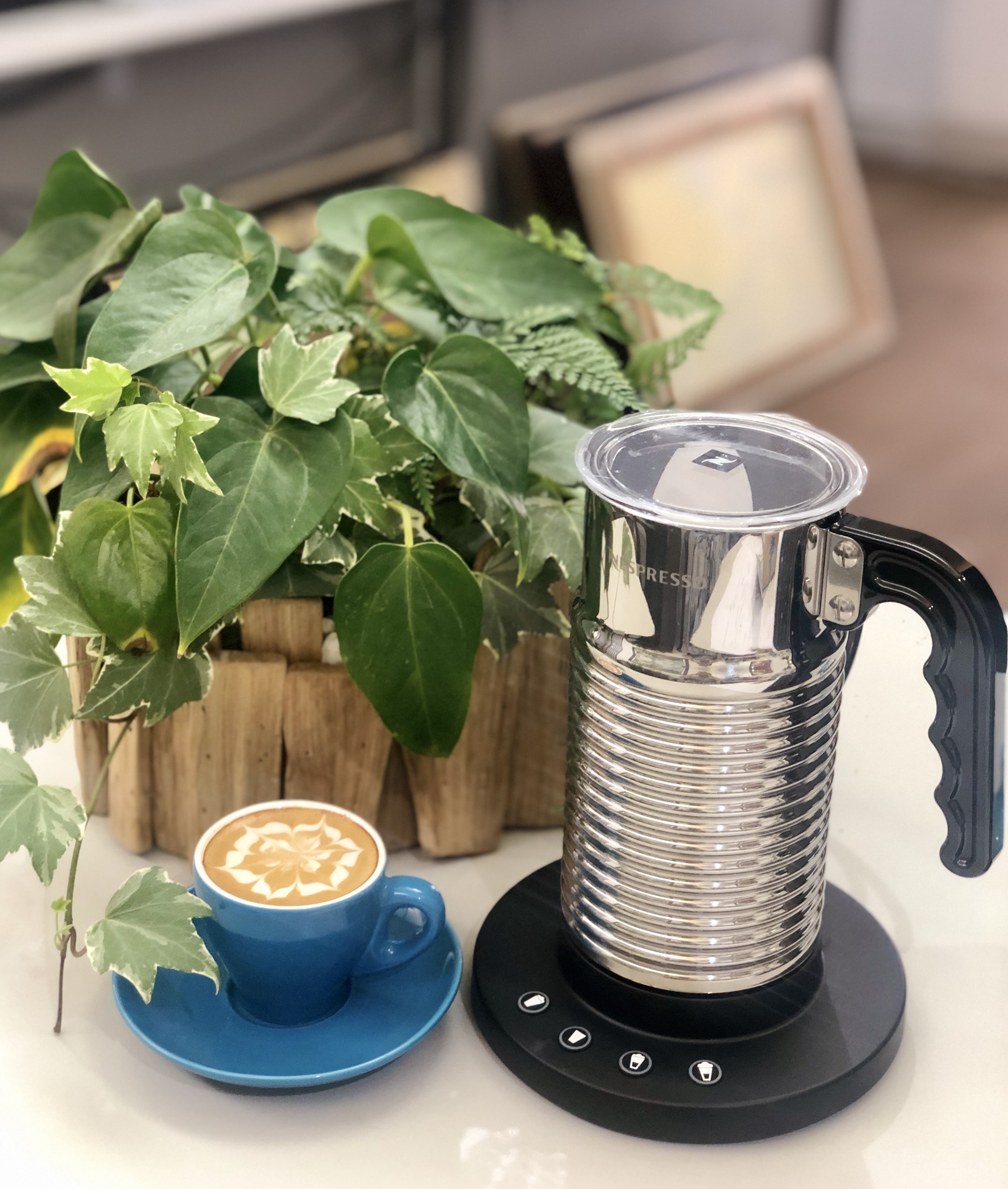 Máy tạo bọt sữa NESPRESSO - AEROCCINO 4. Máy hoạt động linh hoạt và tiện lợi hơn so những dòng máy trước, thiết kế với thân bằng thép không rỉ đẹp.