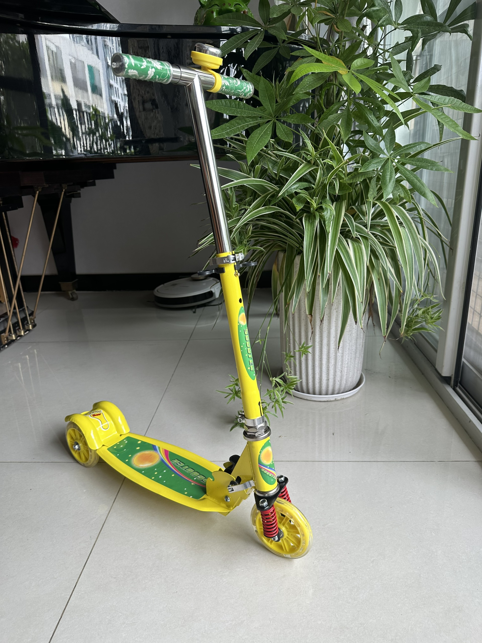 Xe trượt scooter 3 bánh bằng sắt từ 3-9 tuổi phát đèn có giảm xóc