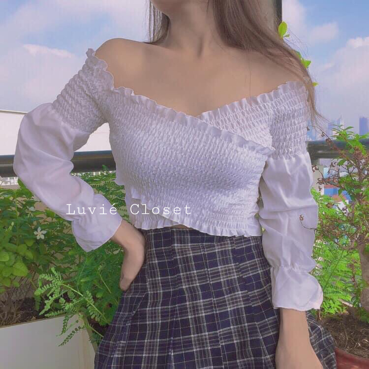 Áo croptop trễ vai nhún đắp chéo tay dài màu trắng - Luvie