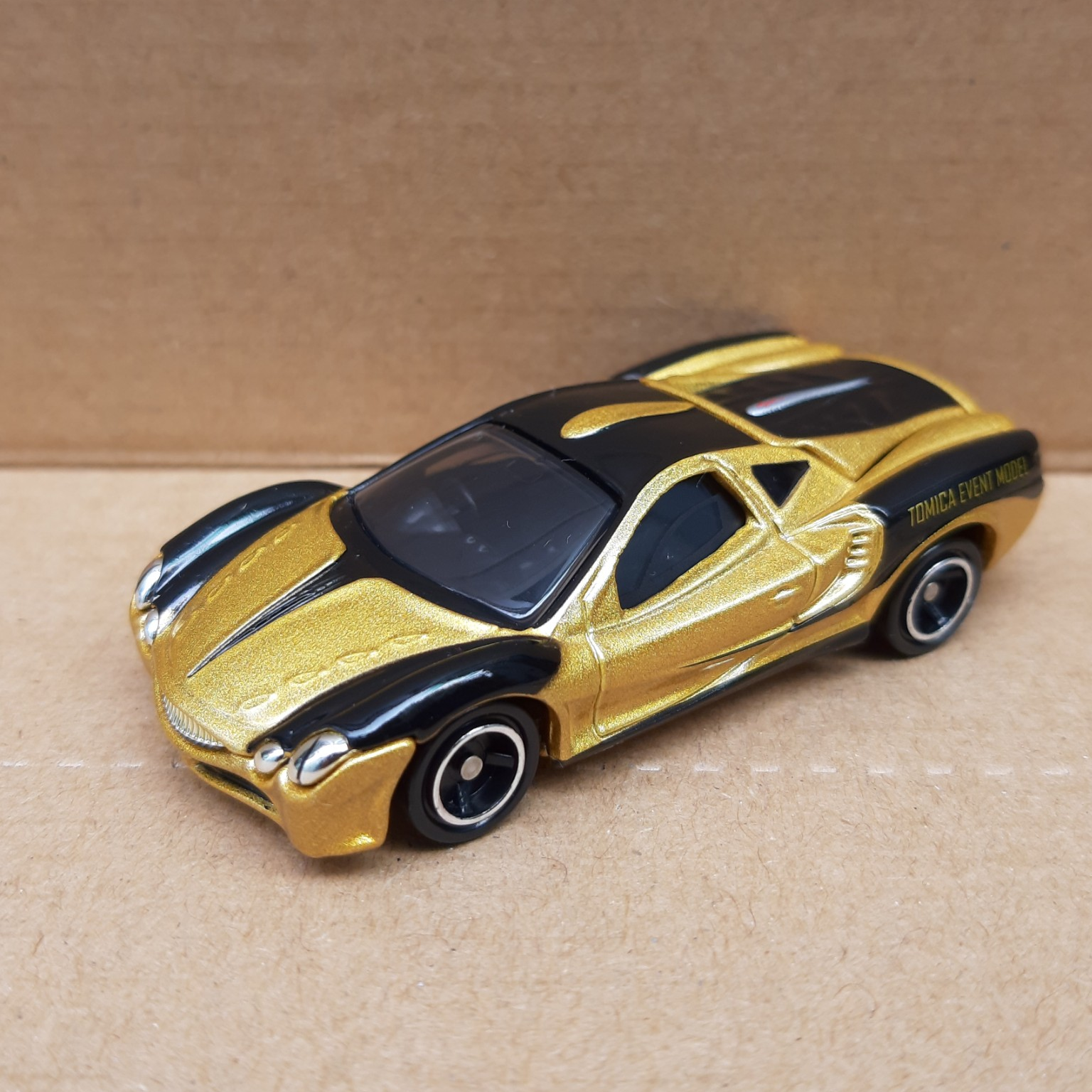 Xe mô hình Tomica - Xe Mitsuoka Orochi màu vàng mở được cốp sau giá rẻ