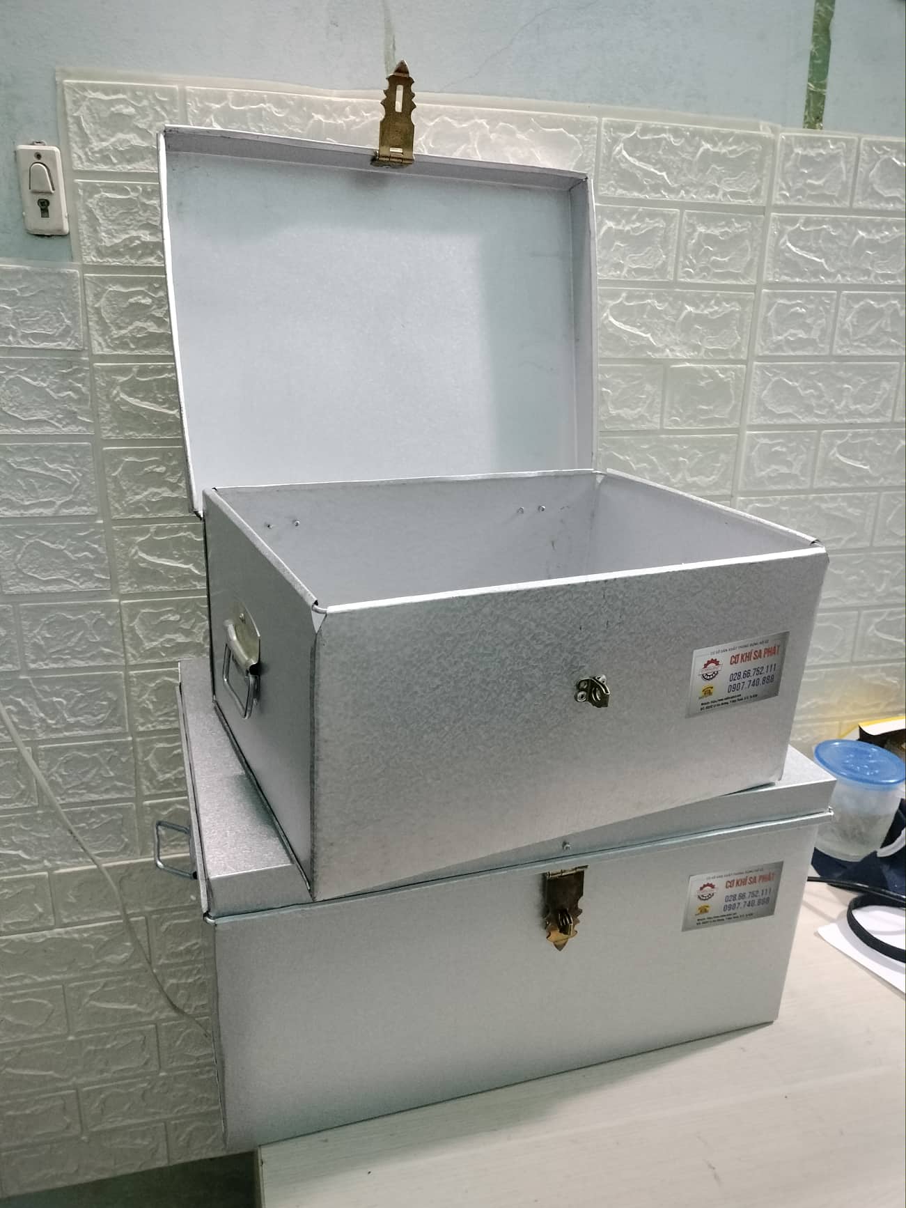 Rương tôn đựng đồ cá nhân, văn phòng, đồv dùng cá nhân có nắp đậy kích thước 40x30x20