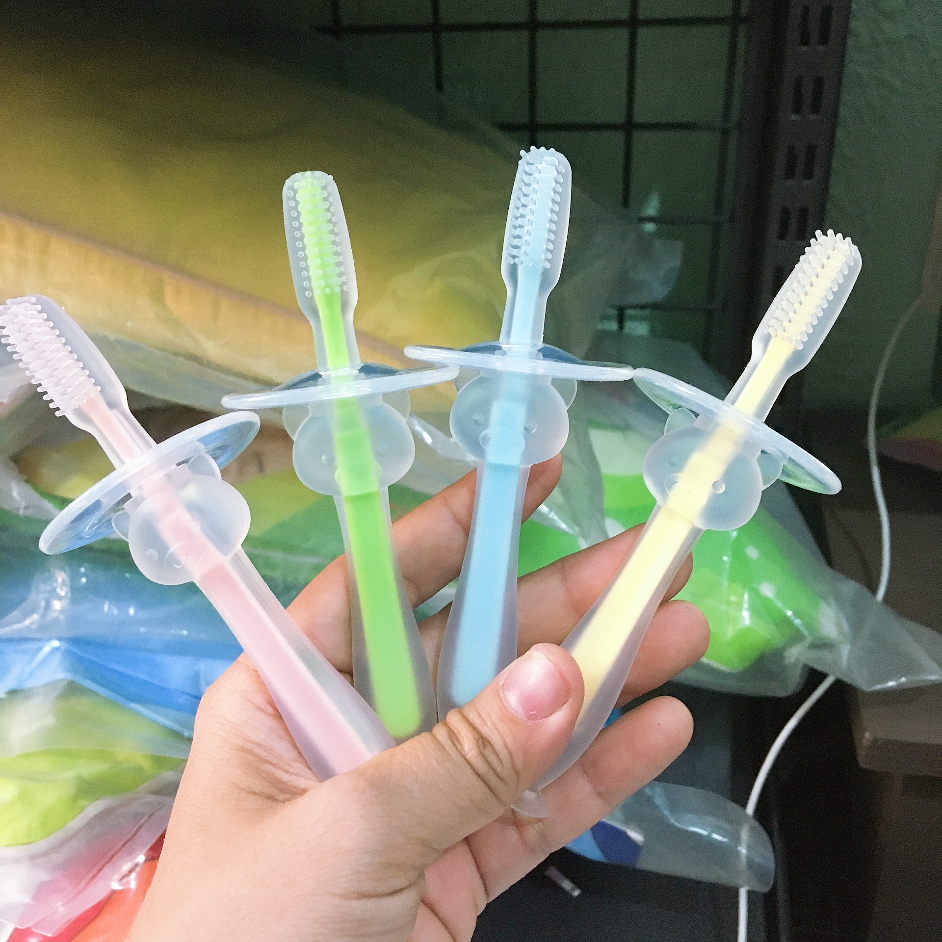 [HCM]Bàn Chải Silicon Tập Đánh Răng An Toàn Cho Bé Có Đế Bám Dính