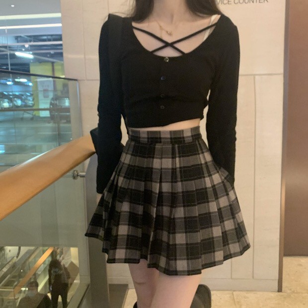 Set áo croptop đan chéo + chân váy tennis xếp ly kẻ sọc caro
