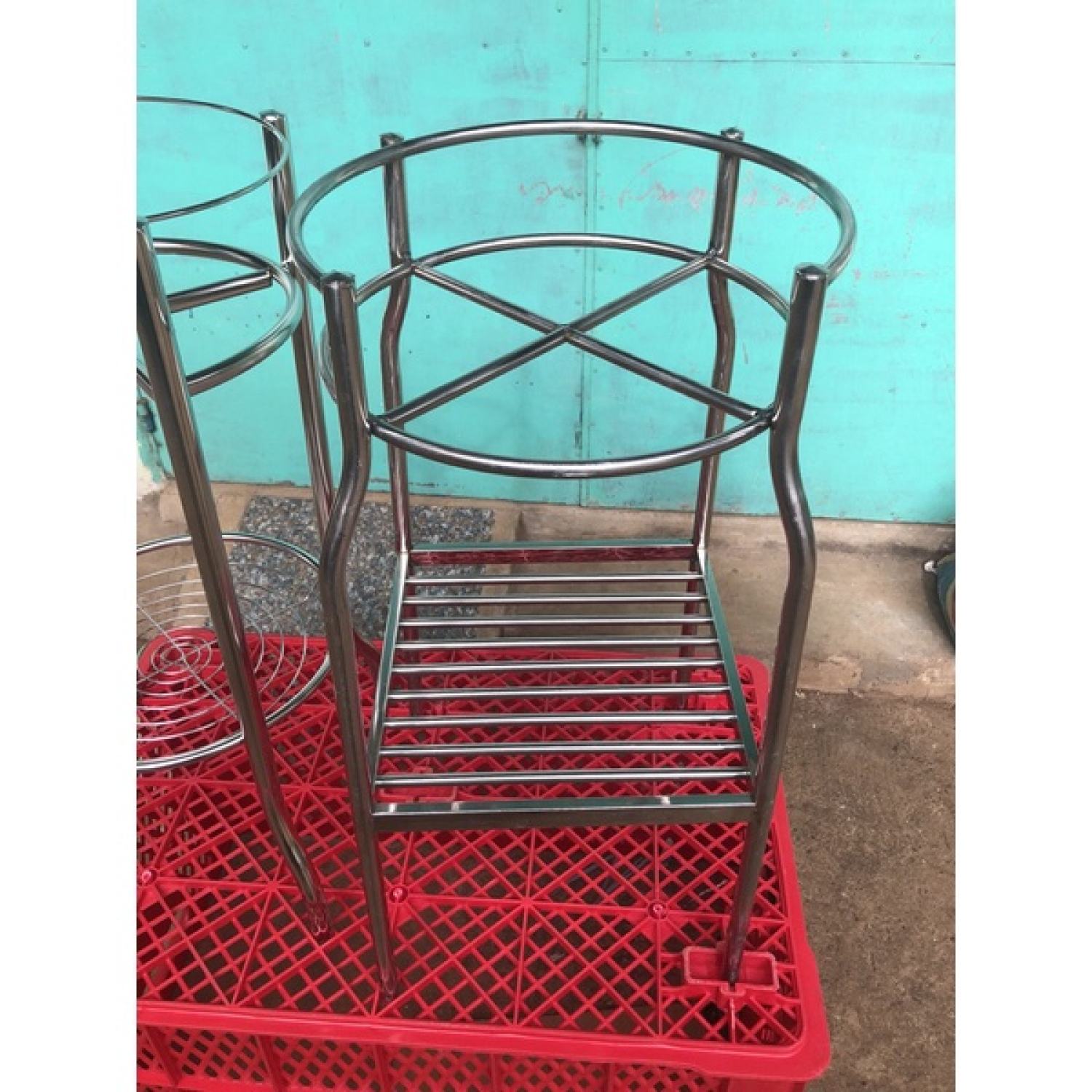 Chân bình nước đế bình lọc nước kệ đỡ bình nước bằng inox dày sáng bóng