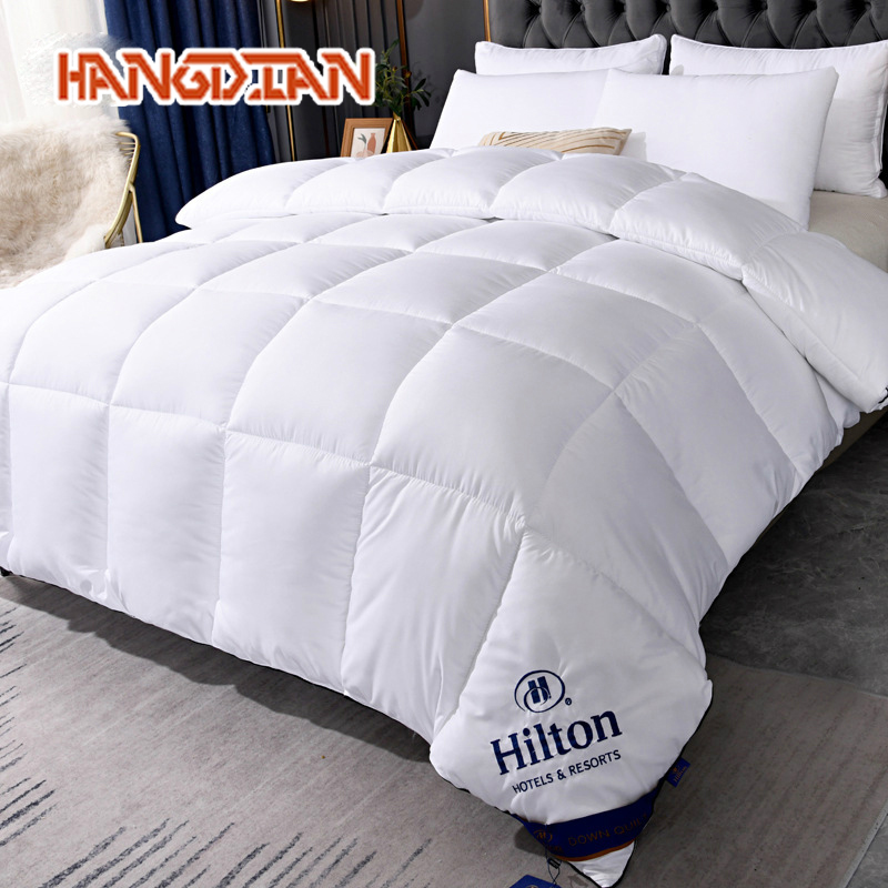 MN Chăn lông vũ Hilton, kích thước 200 * 230 cm., Chăn bông khách sạn 5 sao. Ruột chăn được làm bằng chất liệu cotton giả lông ngỗng, rất mềm và rất mát.