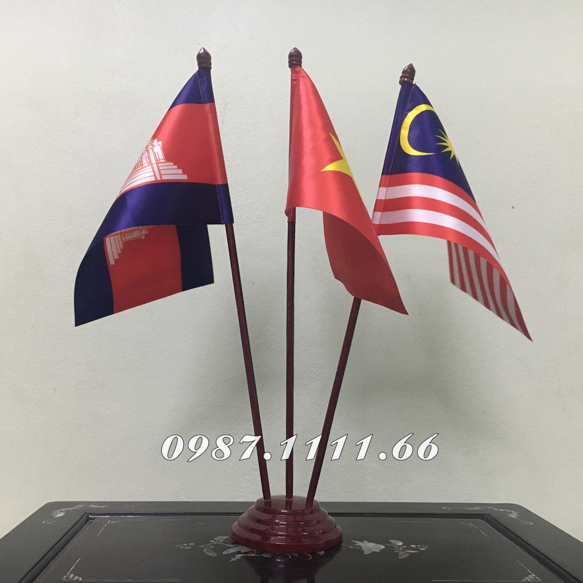 Cờ Để Bàn Làm Việc Đế gỗ cắm 3 cờ Camphuchia - Việt Nam - Mlaysia Chất liệu vải phi bóng in chuyển nhiệt