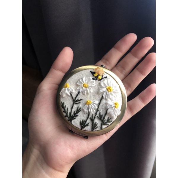 Gương thêu handmade
