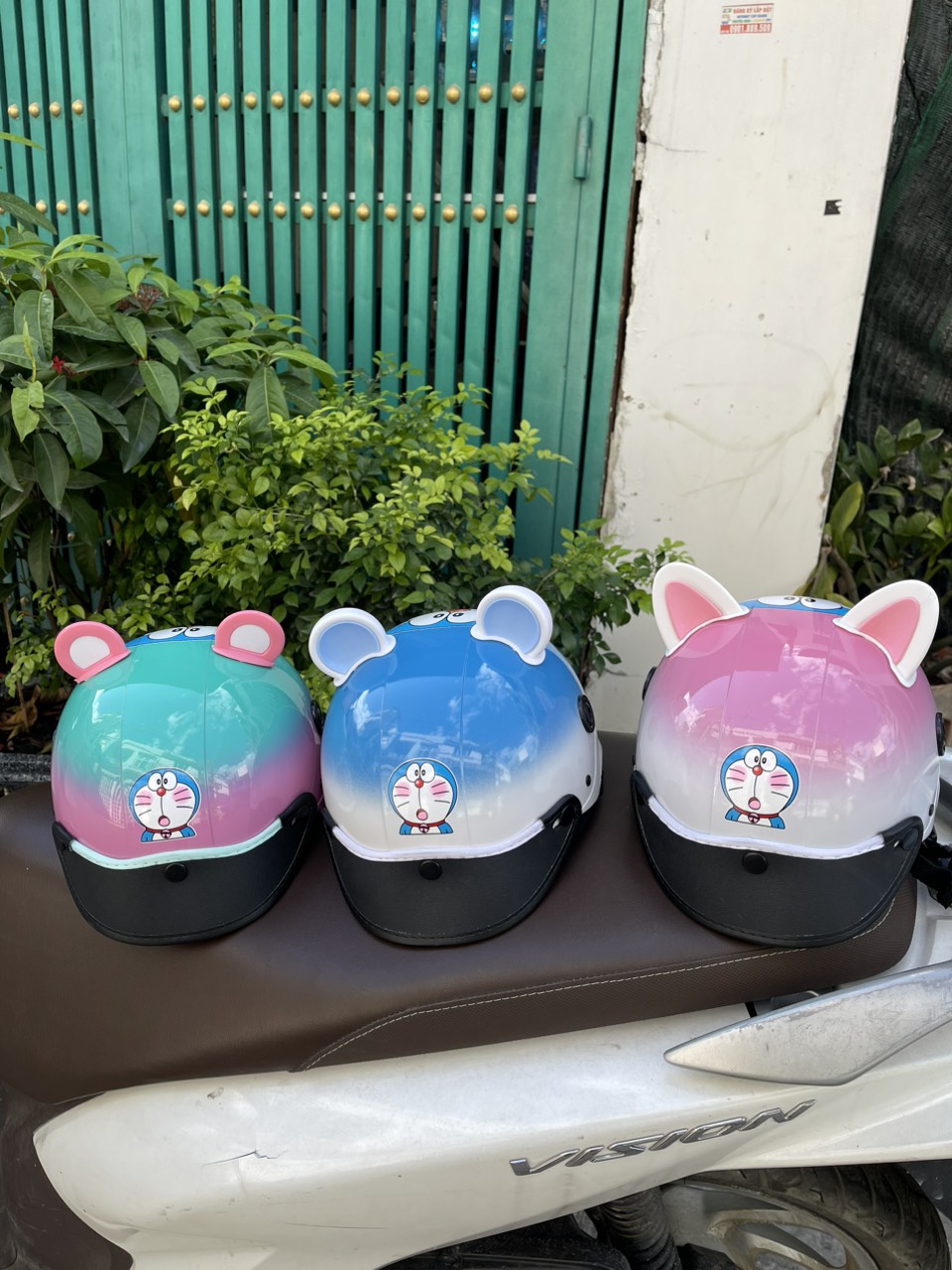 nón bảo hiểm hai màu có hình doremon cực dễ thương