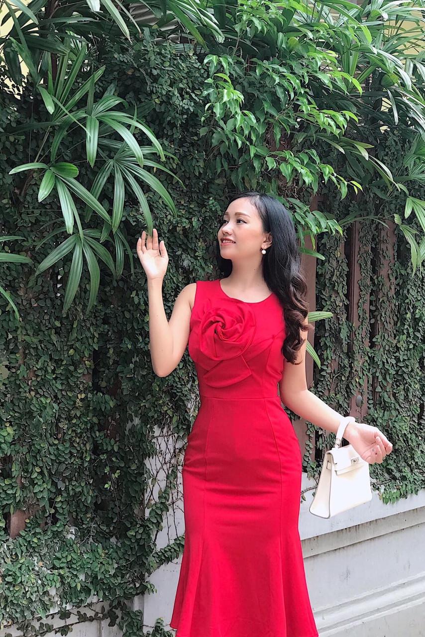 Đầm body đuôi cá đính hoa trước ngực chất umi freesize đỏ đen