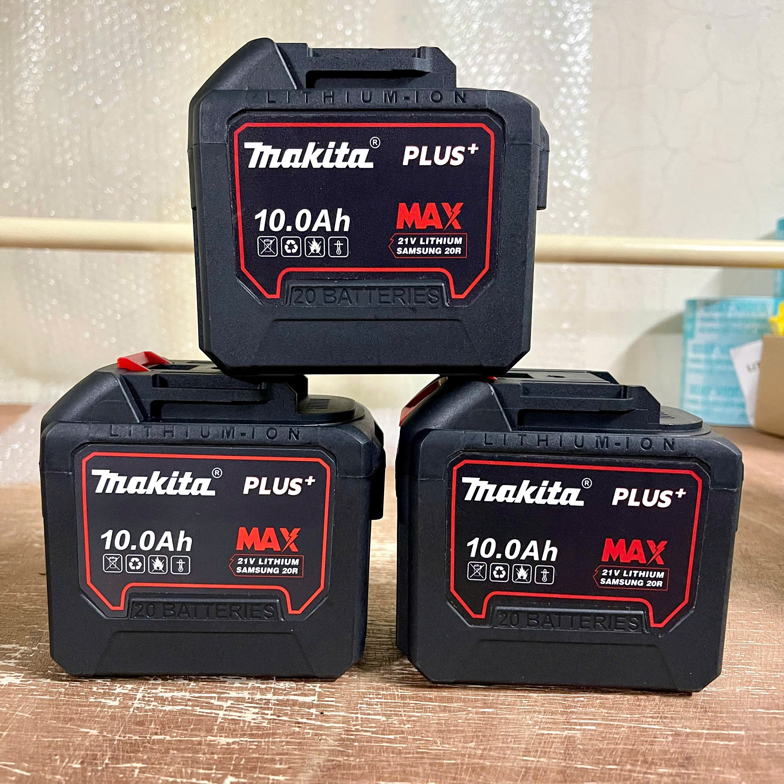 Pin đóng makita 20cell, 15cell, 10cell 18v - 21v ,có đèn led báo pin.