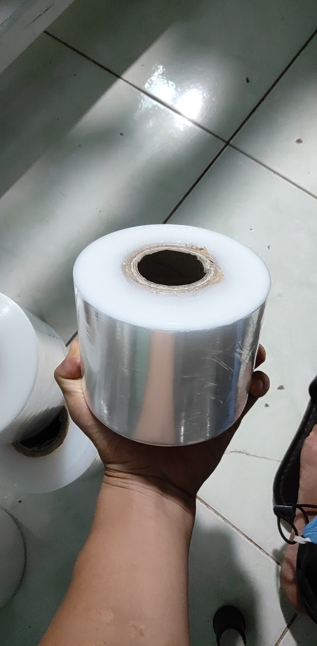 Màng pe Quấn màng chít hàng hóa valy khổ 10cm-1kg giá chỉ có 49.000d/ cuộn