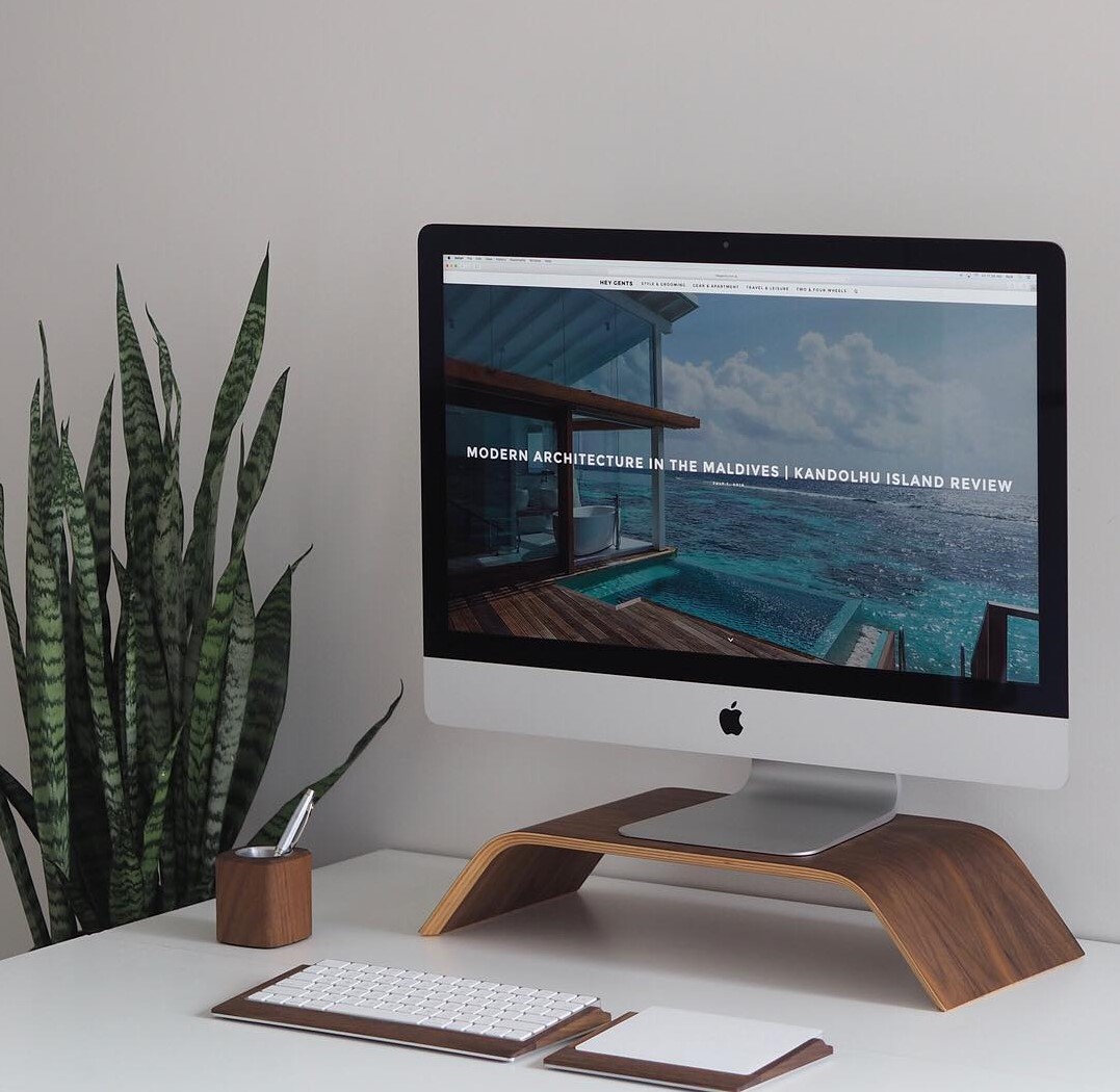 Kệ màn hình máy tính, Kệ Imac, Kệ kê màn hình gỗ uốn cong Mipu Imac Stand - Veneer Walnut (Óc Chó) tự nhiên.