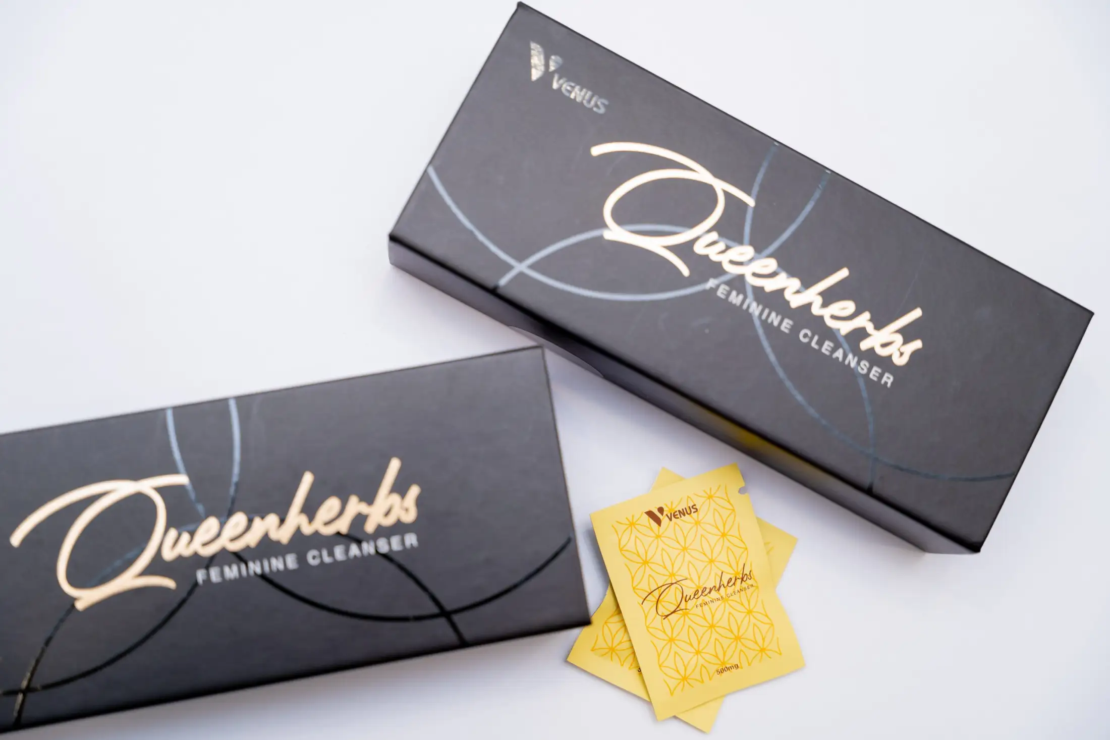 Sản phẩm vệ sinh phụ khoa cao cấp QUEENHERBS - Làm sạch, thoáng mát vùng kín